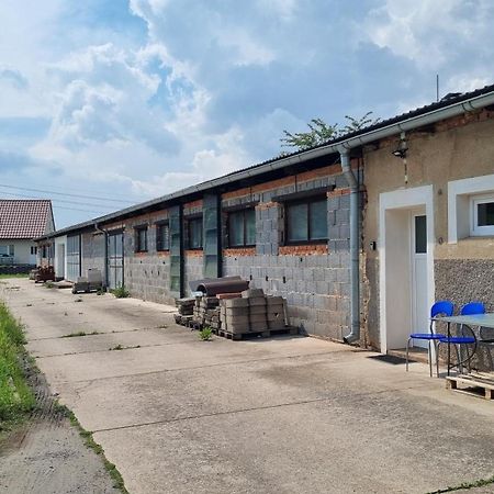 Apartmany Vinarstvi Klucov Lstibor Ngoại thất bức ảnh